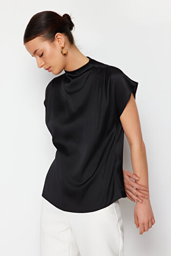 Trendyol Collection Czarna satynowa tkana bluzka ze stójką TWOSS24BZ00443