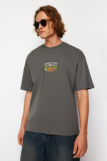 Trendyol Collection Anthrazitfarbenes Oversize-/Wide-Cut-Kurzarm-T-Shirt aus 100 % Baumwolle mit Landschaftsstickerei TMNSS23TS00243