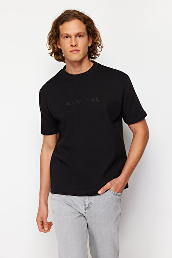 Trendyol Collection Černé oversize/široký střih načechraný text s potištěným krátkým rukávem a pevnou látkou Tmnss24Ts00114