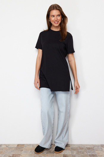 Trendyol Modest Basic Schwarzes T-Shirt - 100% Baumwolle, Kurzarm, Schlitz TCTSS21TN0056