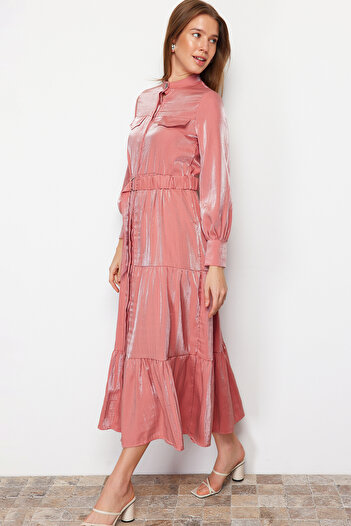 Trendyol Modest Αποξηραμένο τριαντάφυλλο, γυαλιστερή σατέν ζώνη, Λεπτομερές, υφαντό φόρεμα με φούστα TCTSS24EB00169