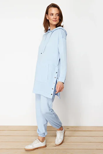 Trendyol Modest Übergroßes blaues Jogger-Trainingsanzug-Set – Kapuze, Kängurutasche und Druckknopfdetail TCTSS21EM0072