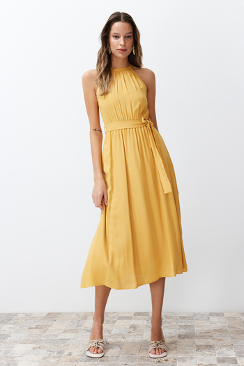 Trendyol Collection Żółta sukienka midi z wiskozy w kształcie litery A z dekoltem typu halter i szarfą Twoss19El0155