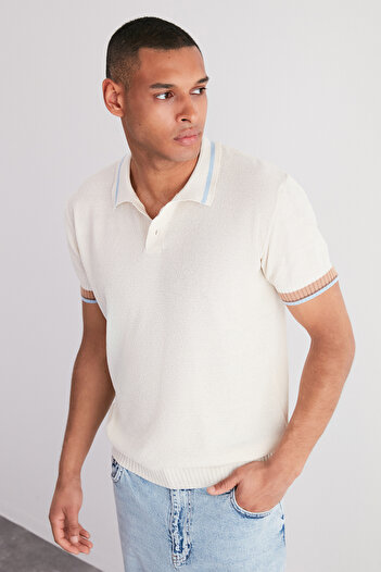 Trendyol Collection Ecru Regular Fit Stripe Detailní texturované pletené tričko Polo límec TMNSS24PO00002