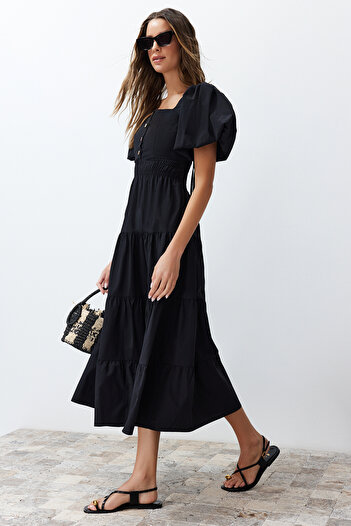 Trendyol Collection Černé lemování v pase a detailní čtvercový límec vzadu Maxi tkané šaty TWOSS24EL00431