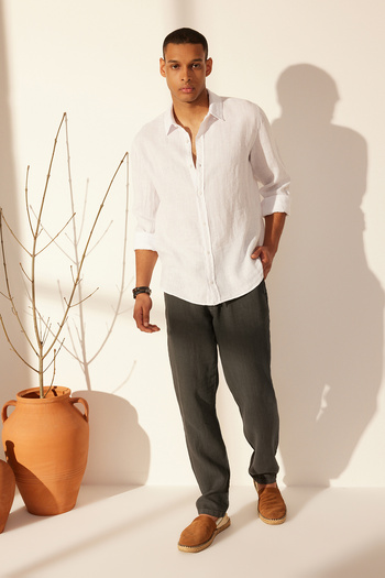 Trendyol Collection Weißes Premium-Hemd aus 100 % Leinen mit normaler Passform TMNSS24GO00058