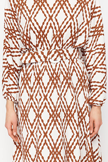 Trendyol Modest Ζώνη με μοτίβο κανέλας Λεπτομερές τσαλακωμένο υφασμένο φόρεμα TCTSS24EB00233