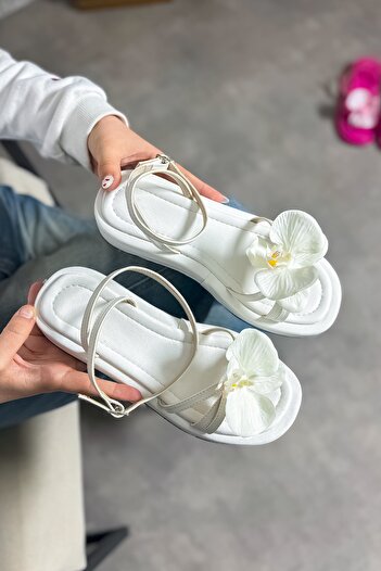 SHOEBELLAS Oils Beyaz Çiçek Detaylı Kadın Sandalet