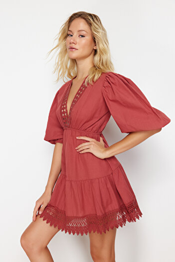 Trendyol Collection Αποξηραμένο τριαντάφυλλο Μίνι υφαντό με δαντέλα Λεπτομερές φόρεμα παραλίας TBESS24EL00116