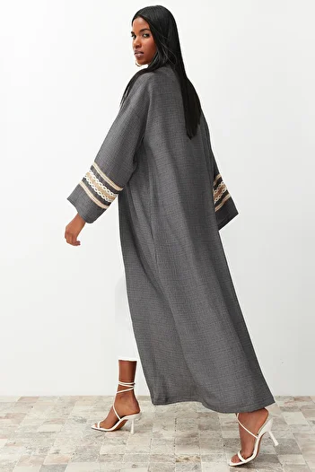 Trendyol Modest Antracitové Brode Detailní dlouhé tkané kimono & Kaftan & Abaya TCTSS24KF00006