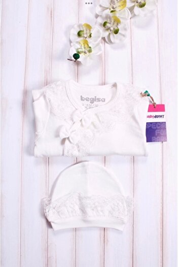 Bebeğin 50 Tonu Baby girl's guipure ruffled 2-piece jumpsuit with hat and lace embroidery detail, booties and snaps.