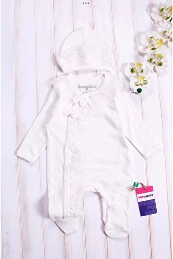 Bebeğin 50 Tonu Baby girl's guipure ruffled 2-piece jumpsuit with hat and lace embroidery detail, booties and snaps.