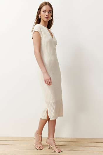 Trendyol Collection Ecru Knitwear Look hasított bélelt Shift/Solid Cut Maxi rugalmas kötött ceruza ruha TWOSS24EL00573