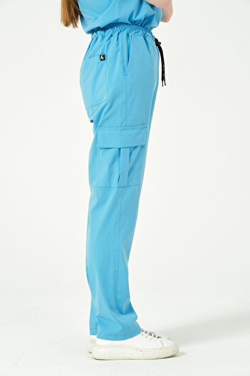 Pratik Medikal Bluză medicală unisex albastru deschis din lycra cu buzunare cargo - Uniformă pentru doctor și asistent.