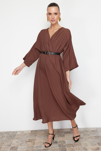 Trendyol Collection Rochie midi în formă de A cu centură maro Aerobin cu guler