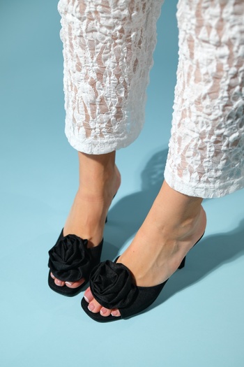 LuviShoes Γυναικείες παντόφλες με τακούνι JEMPY Μαύρες Λίνες Floral
