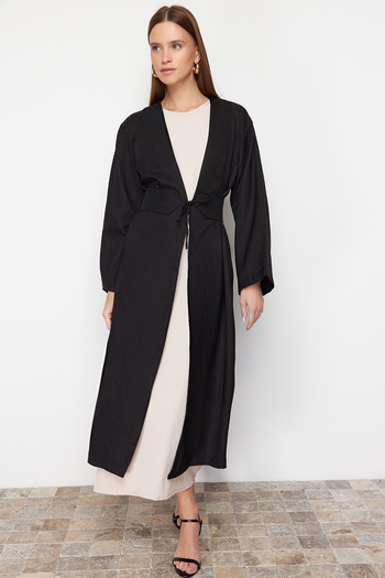 Trendyol Modest Tkané kimono a kaftan černého plátěného vzhledu s detailem na zavazování v pase TCTSS24KK00001
