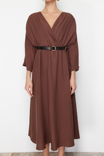 Trendyol Collection Καφέ Ζώνη Μίντι Φόρεμα Αερομπίν με γιακά