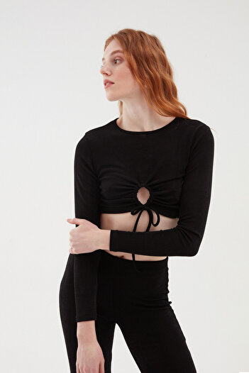 Quzu Dekolte Detaylı Crop Bluz Siyah