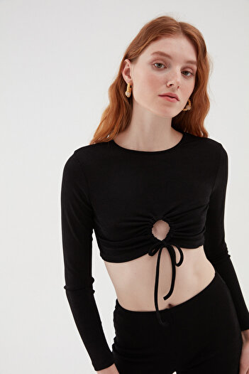Quzu Dekolte Detaylı Crop Bluz Siyah