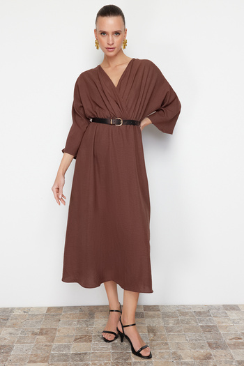 Trendyol Collection Καφέ Ζώνη Μίντι Φόρεμα Αερομπίν με γιακά