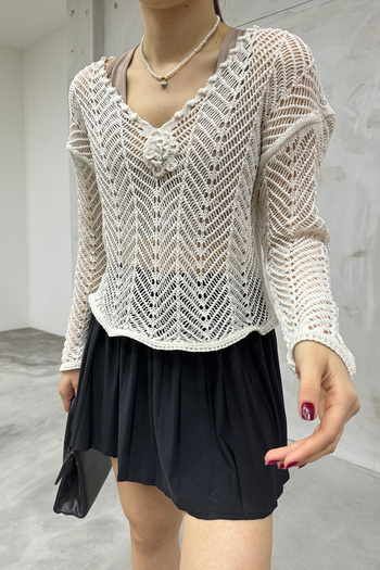 LE CARAMBOLE Women's Cream V-Neck Knitwear Blouse with Rose Detail on the Front