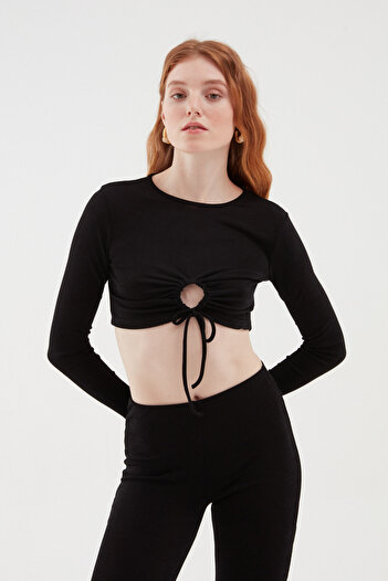 Quzu Low-cut Detailed Crop Blouse Black