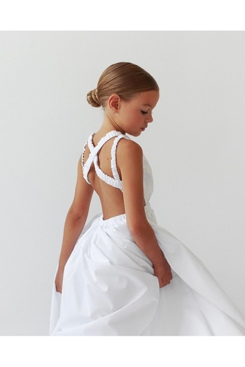 INDRESS STUDIO Λεπτομερές φόρεμα για κορίτσι σε λευκό πίσω μέρος