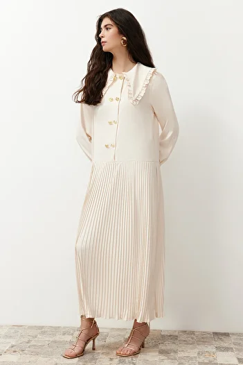 Trendyol Modest Μπεζ μωρό γιακά με χρυσό κουμπί με λεπτομερή πλισέ υφασμένο φόρεμα TCTSS24EB00196