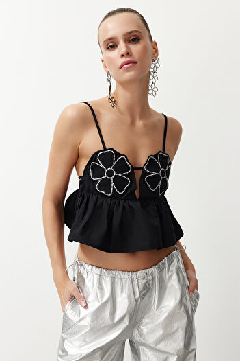 Trendyol Collection Květinová vyšívaná černá plodinová halenka - TPRSS24BZ00030