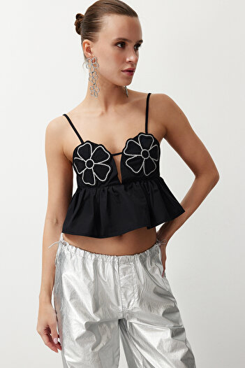 Trendyol Collection Květinová vyšívaná černá plodinová halenka - TPRSS24BZ00030