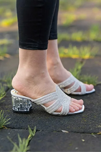 Nubbock Women's White Heel Transparent Chandelier Slippers NK0702