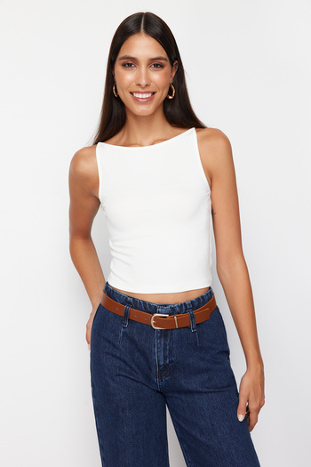 Trendyol Collection Λευκό λουράκι Εφαρμοσμένο/Σώμα ελαστική πλεκτή μπλούζα TWOSS24BZ00535