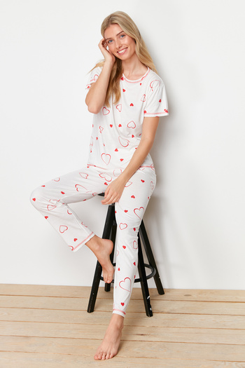 Trendyol Collection Souprava pleteného pyžama s bílo-červeným srdcem THMSS24PT00358