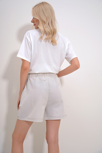 Trend Alaçatı Stili Women's White Elastic Waist Belt Double Pocket Double Leg Carrot Gabardine Shorts ALC-X8450