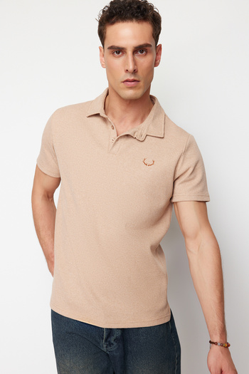 Trendyol Collection Detailní výšivka Textured Polo Collar Camel T-Shirt - TMNSS24PO00046
