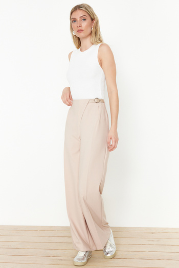 Trendyol Collection Μπεζ ζωσμένο σιδερένιο παντελόνι με φαρδύ πόδι/φαρδύ υφαντό παντελόνι TWOSS24PL00156