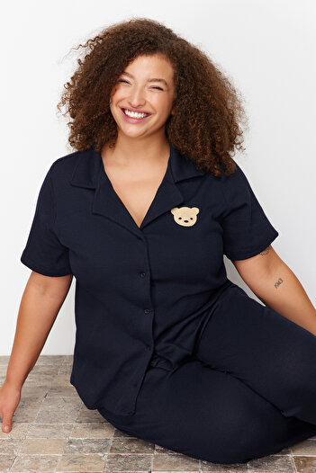 Trendyol Curve Navy Embroidered Shirt Collar Knitted Pajamas Set TBBSS24AI00033
