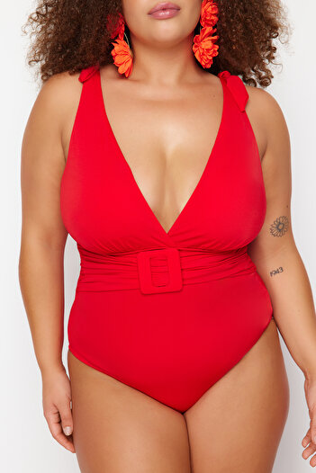 Trendyol Curve Roter Badeanzug mit tiefem V-Gürtel in Übergröße TBBSS24AM00022