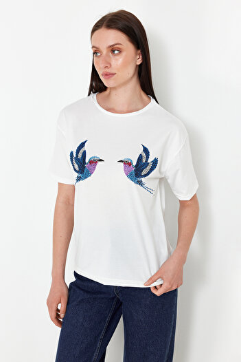 Trendyol Collection Λεπτομερές αξεσουάρ λευκής πέτρας Πλεκτό μπλουζάκι με κοντό μανίκι με λαιμόκοψη TWOSS24TS00258