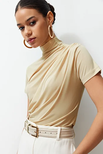 Trendyol Collection Dehnbare Strickbluse – Kurzarm, Stehkragen, Stone-Raff-Detail – eng anliegend TWOSS24BZ00426