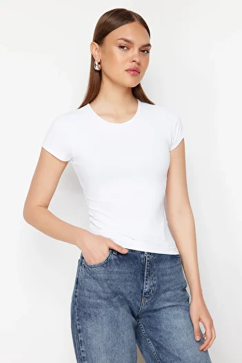 Trendyol Collection Rundhals-Kurzarm-T-Shirt aus Polyamid-Strick - Tailliert, Weiß TWOSS24TS00238
