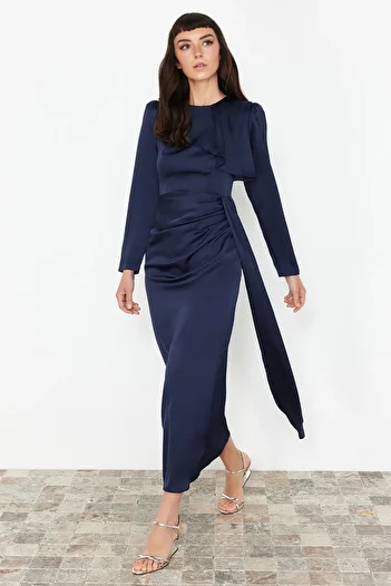 Trendyol Modest Detailní saténové večerní šaty v námořnické modré barvě TCTAW24DB00004