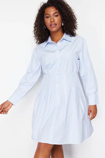Trendyol Curve Blau gestreiftes, gewebtes Mini-Hemdkleid aus Popeline in Übergröße TBBSS24AH00183