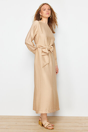 Trendyol Modest Φόρεμα ανοιχτό καφέ με φαρδιά ζώνη με φερμουάρ, υφαντό λινό look TCTSS23EB00219