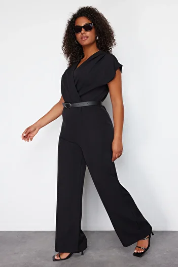Trendyol Curve Schwarzer gewebter Jumpsuit mit Gürtel TBBSS24BG00003