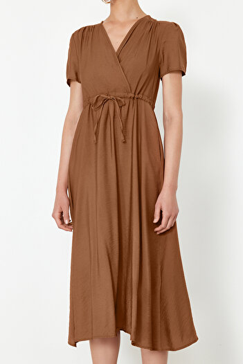 Trendyol Collection Καφέ Midi υφαντό φόρεμα με λαιμόκοψη V με ανοιχτή μέση TWOSS24EL00501