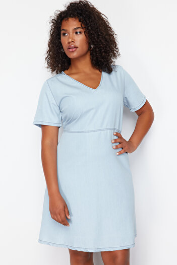 Trendyol Curve Rochie mini din denim Tencel albastru deschis cu decolteu în V TBBSS24AH00157