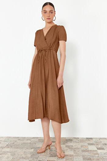 Trendyol Collection Καφέ Midi υφαντό φόρεμα με λαιμόκοψη V με ανοιχτή μέση TWOSS24EL00501