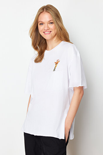 Trendyol Collection Bílé 100% bavlna Oversize/Wide Fit Detailní pletené tričko s kapsami TWOSS24TS00221